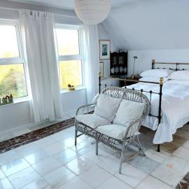 Stunning apartment set in private native woodland, hotel in Ramelton