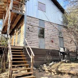 The Cedar House at Creekside Camp & Cabins, hôtel à Marble Falls