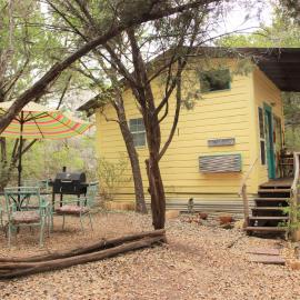 The Mexico Cabin at Creekside Camp & Cabins, hotel di Marble Falls