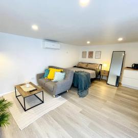 Modern Studio with Mountain View and Near Airport & CBD、Warraneのホテル
