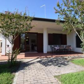VILLA MAGNOLIA vicino al mare, hotel in Isola Albarella