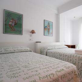 Pension Angelines, Sneuu Hostel Santander, hotel in Santander
