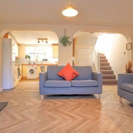 4 bed home 3 mins from harbour + sandy beach