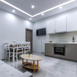 Renovated 2BD house close to Pireus port, hotel in Piraeus