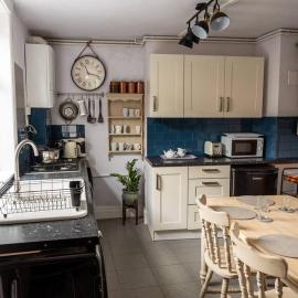 Spacious Charming Cottage near Lake and Sea، فندق في هورنسي
