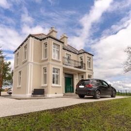 Relaxing Private Country Escape with Hot Tub, hotell i Roscommon