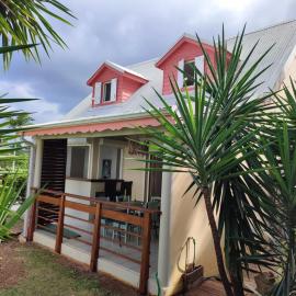 Charmante villa avec accès direct à la mer, hotell i Sainte-Rose