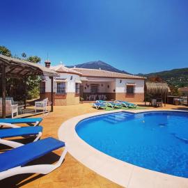 Los Naranjos, hotel Alcaucínban