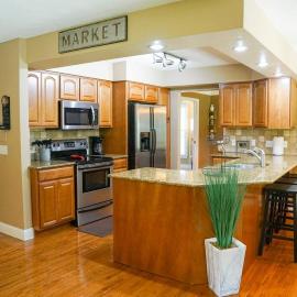 4BR/2.5BA Home boasting 2400sqft and Eat-in KTN、トレドのホテル