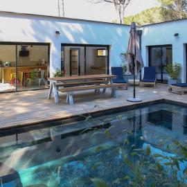 Contemporary house with heated pool in a magnificent pine forest, hotel in Aigues-Mortes