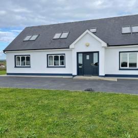 Modern 5 bedroom house in Spanish Point Clare, hotel in Spanish Point