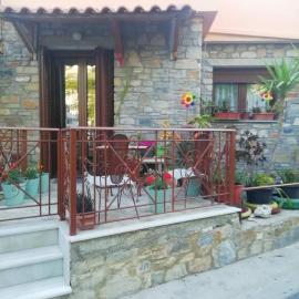 Όμορφο Πέτρινο Σπίτι στη σαμο, hotel in Samos