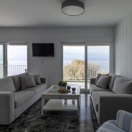 Seaside Bliss Flat, hotel in Saronida