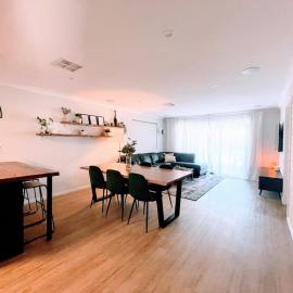 Luxe Family Retreat! Pool, Sauna, Playground, Netflix, Disney Plus, hotelli kohteessa Geraldton
