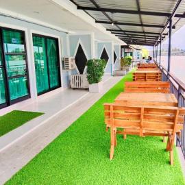 Chaiyai River Front Hotel, hotel em Sichon