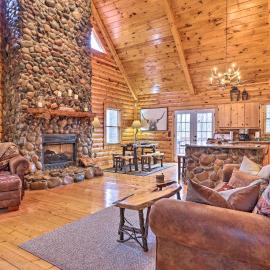 'Sleeping Bear Cabin' Coosawattee! Dog Friendly!, hotel en Ellijay