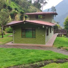 "Casa Verde" en Baños de Agua Santa con vista al volcán Tungurahua, hotel in Baños