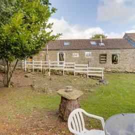 Family Country Cottage with a private Valley View