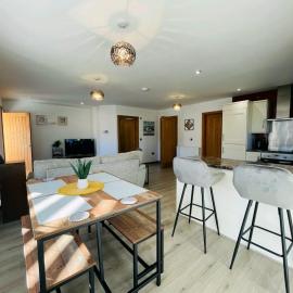 The Priory - 1 mile from Ramside Hall Hotel Spa and Golf & A1, ξενοδοχείο στο Ντάραμ