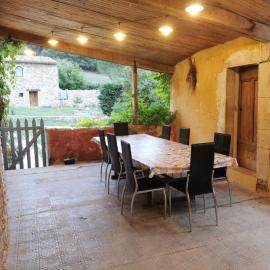 Bâtisse Provençale avec piscine, hotel a Banon