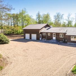 Five-Bedroom Holiday Home In Kibak