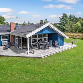 Nice Home In Ringkøbing With Kitchen, готель у місті Рінґкебінґ
