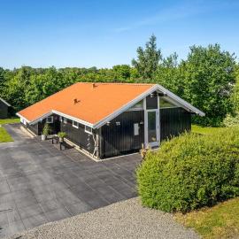 Awesome Home In Juelsminde With Wifi, hotel u gradu 'Sønderby'