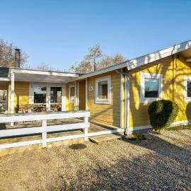 Gorgeous Home In Bjert With Wifi โรงแรมในBinderup Strand