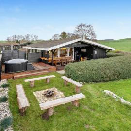 Stunning Home In Rønde With Kitchen, Hotel in Rønde