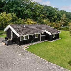 Holiday Home Pøt Strandby Denmk, hotel in Sønderby