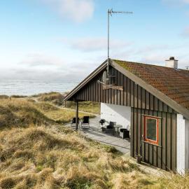 Beautiful Home In Aakirkeby With Wifi โรงแรมในÅkirkeby