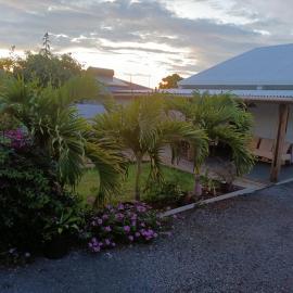 Jolie maison T3 à St Pierre, 2 chambres avec sdb, grande varangue, jardin