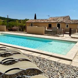 Mas d'exception 700m2 - 16 pers - 7 chambres & 7 sdb - Piscine & Spa, hotel v destinaci Vézénobres