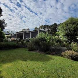 Quiet family retreat getaway - Wildlife Park, Sovereign Hill, Kryall Castle and city at your door - modern house, 8 guests, 4 bedrooms, 5 beds