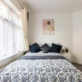 MOYDOM Cosy Apt sleeps 4 with self breakfast & carpark, hotell i Redbridge