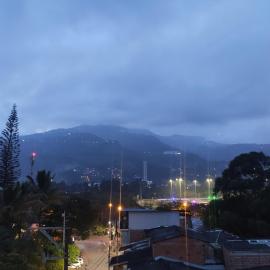 Hermoso apto con excelente vista, hotel in Bello