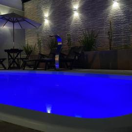 Casa com piscina e um quarto com ar split pé na areia a 50 metros da praia, hotel di Prado