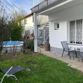 Cheap Outlet Center Apartment with Garden, Hotel in Parndorf