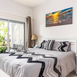 Shore to Please - Large Studio Steps from Pool, hotel em Turtle Cove