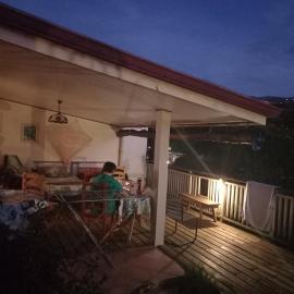 Sweet Mini Dortoir sur notre terrasse couverte pour vos transits entre deux vols by Kohutahia Lodge, 7 min by car to airport and town, hotel sa Faaa