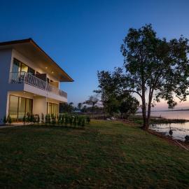 LAKE HOUSE Naka Cave, Hotel in Ban Don Klang