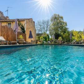 La Villa du 15 - Chambres indépendantes & autonomes du restaurant La Maison - clim et piscine chauffée - Lit King Size, hotel in Les Eyzies-de-Tayac