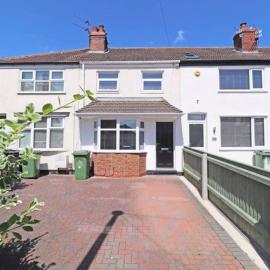 Cheerful 2 bedroom holiday home with parking