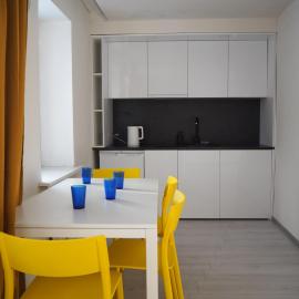 Sunny apartment with lake and forest view、ヴィサギナスのホテル