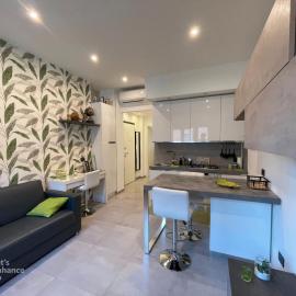 R39 Modern Apartment with Private Parking