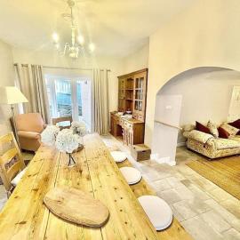*Brecon Beacons,Log Burner, hot tub Dogs Welcome* – hotel w mieście Crickhowell