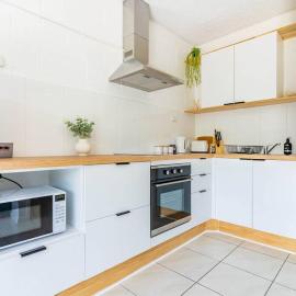 Little Coastal Haven apartment with a pool!, hotel in Cannonvale
