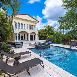 Hollywood Luxurious Waterfall Villa with Incredible views