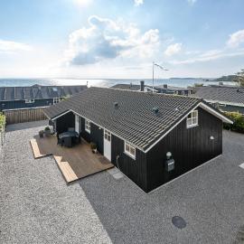 2 Bedroom Beach Front Home In Rønde, hotel sa Rønde