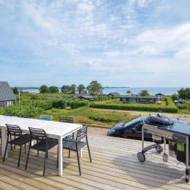 Three-Bedroom Holiday Home In Sjolund